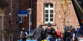 Die Bundesanwaltschaft lässt den mutmaßlichen Täter nach Karlsruhe bringen.