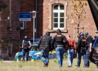 Die Bundesanwaltschaft lässt den mutmaßlichen Täter nach Karlsruhe bringen.