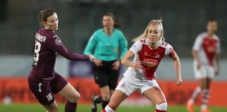 Mandy Islacker unterstützt die Schalker Frauenfußball-Abteilung.
