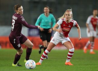 Mandy Islacker unterstützt die Schalker Frauenfußball-Abteilung.