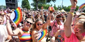 Bunt und gut gelaunt: Die Besucherinnen und Besucher beim «Rainbow Festival» in Köln.