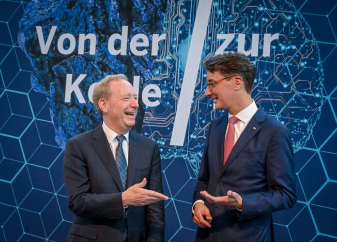 Das US-Softwareunternehmen Microsoft will Lehrkräfte, Auszubildende und Finanzverwaltungsbeschäftigte in Nordrhein-Westfalen im Umgang mit Künstlicher Intelligenz schulen