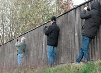 Vorfälle, in denen Gaffer Rettungseinsätze behindern, haben in NRW zugenommen. (Symbolbild) 
