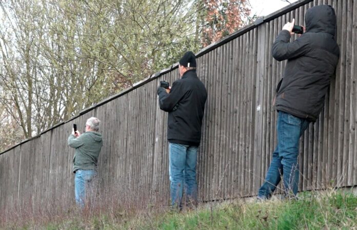 Gaffer (Illustration) Vorfälle, in denen Gaffer Rettungseinsätze behindern, haben in NRW zugenommen. (Symbolbild)