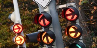 Der Blick auf die falsche Ampel führte bei Grefrath zu einem Unfall. (Symbolbild)