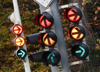 Der Blick auf die falsche Ampel führte bei Grefrath zu einem Unfall. (Symbolbild)