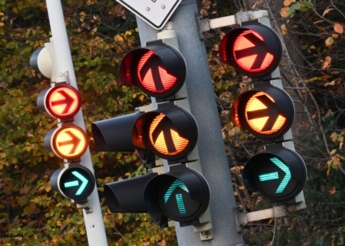 Der Blick auf die falsche Ampel führte bei Grefrath zu einem Unfall. (Symbolbild)