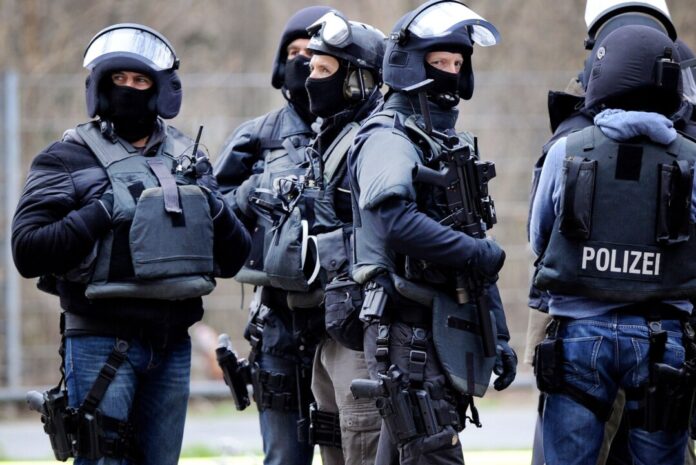 Spezialkräfte der Polizei nahmen in Köln einen mutmaßlichen Randalierer fest, der mit einer Machete unterwegs gewesen sein soll. (Symbolbild)
