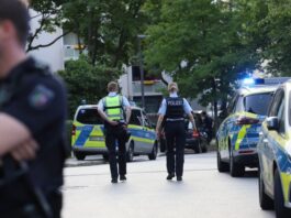 Bei einer Massenschlägerei mit bis zu 100 beteiligten Menschen in Heiligenhaus in Nordrhein-Westfalen sind sieben Menschen verletzt worden.