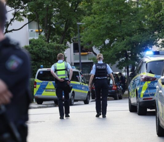 Bei einer Massenschlägerei mit bis zu 100 beteiligten Menschen in Heiligenhaus in Nordrhein-Westfalen sind sieben Menschen verletzt worden.