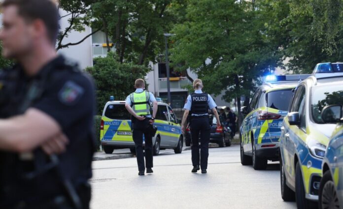 Massenschlägerei Heiligenhaus Bei einer Massenschlägerei mit bis zu 100 beteiligten Menschen in Heiligenhaus in Nordrhein-Westfalen sind sieben Menschen verletzt worden.
