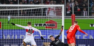 Luca Raimund (l) im November 2023 bei einem von drei Bundesliga-Einsätzen für den VfB Stuttgart.