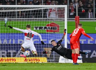 Luca Raimund (l) im November 2023 bei einem von drei Bundesliga-Einsätzen für den VfB Stuttgart.