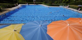 In der ersten Wochenhälfte ist Abkühlung im Schwimmbad dringend nötig. (Symbolbild)