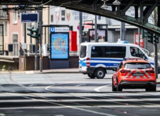 Normalen Autoverkehr gibt es in der Kölner City und im Stadtteil Deutz nicht mehr: Alles ist für eine Bombenentschärfung gesperrt.