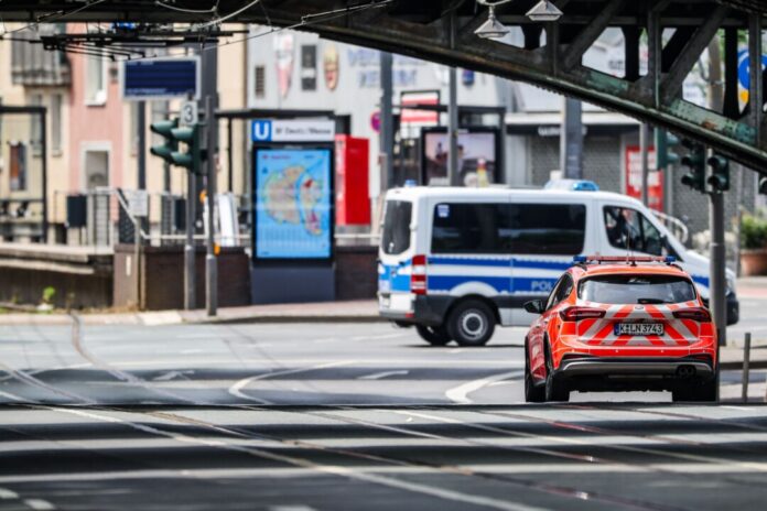 Normalen Autoverkehr gibt es in der Kölner City und im Stadtteil Deutz nicht mehr: Alles ist für eine Bombenentschärfung gesperrt.