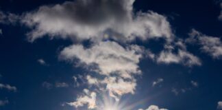 Zunächst wird es sonnig und heiß in NRW - doch am Wochenende kann sich das schnell ändern. (Symbolbild)