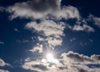 Zunächst wird es sonnig und heiß in NRW - doch am Wochenende kann sich das schnell ändern. (Symbolbild)