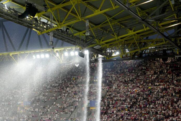 Der Kletterer hatte sich in der Dachkonstruktion des Stadions aufgehalten. Das Spiel war wegen eines Gewitters unterbrochen worden. (Archivfoto)