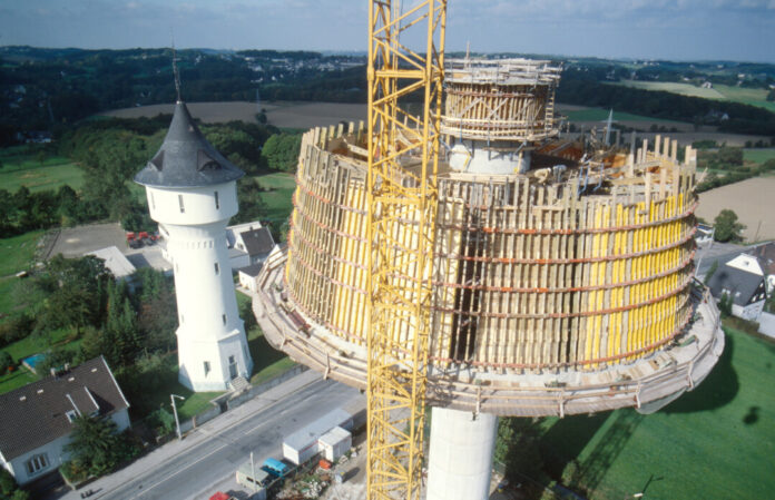 Der neue Wasserturm Hatzfeld wurde in den Jahren 1983 und 1984 errichtet. Foto: WSW-Archiv