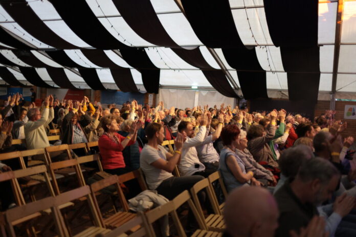 Die Stimmung im Zelt war ausgelassen: Applaus gab es für die Bühnenkünstler reichlich. Foto: Alexander Heinz Die Stimmung im Zelt war ausgelassen: Applaus gab es für die Bühnenkünstler reichlich. Foto: Alexander Heinz