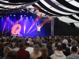 Beim Auftritt des "Quatsch Comedy Clubs" war das Zelt voll. Foto: Alexander Heinz