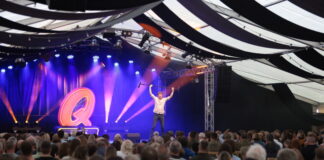 Beim Auftritt des "Quatsch Comedy Clubs" war das Zelt voll. Foto: Alexander Heinz