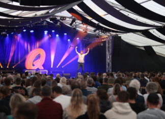 Beim Auftritt des "Quatsch Comedy Clubs" war das Zelt voll. Foto: Alexander Heinz