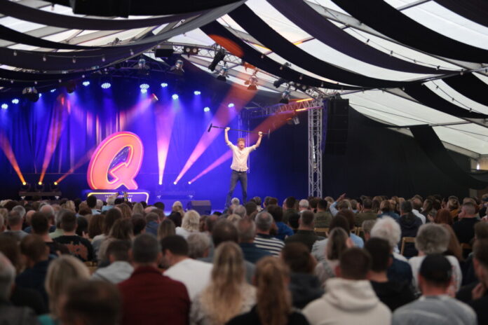 Beim Auftritt des "Quatsch Comedy Clubs" war das Zelt voll. Foto: Alexander Heinz