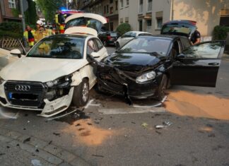 Die Einsatzstelle, an der zwei Autos zusammenprallten. Foto: FW Ratingen