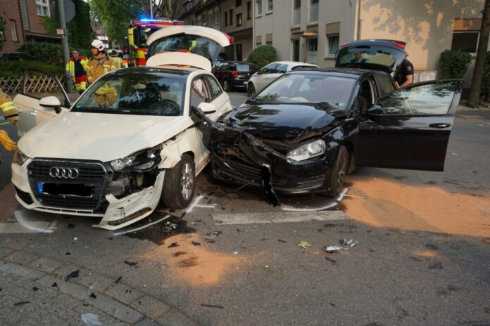 Die Einsatzstelle, an der zwei Autos zusammenprallten. Foto: FW Ratingen