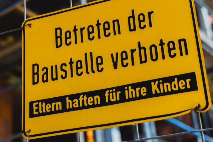 Betreten der Baustelle verboten - Baustellenschild Die Gewerkschaft möchte den Wohnungsturbo auch im Kreis Mettmann sehen. Foto: IG BAU/Florian Göricke