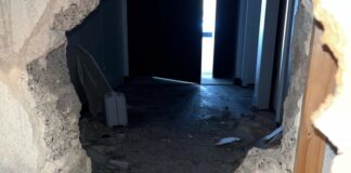 Die Einbrecher stemmten eine Wand auf, um in das Geschäft zu gelangen. Foto: Polizei