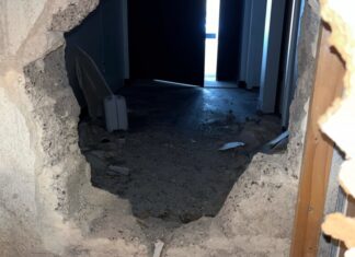 Die Einbrecher stemmten eine Wand auf, um in das Geschäft zu gelangen. Foto: Polizei
