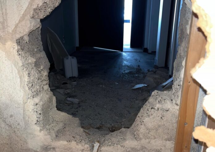 Die Einbrecher stemmten eine Wand auf, um in das Geschäft zu gelangen. Foto: Polizei