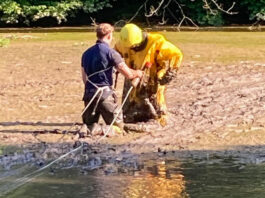 Die Feuerwehr rettete das Kind aus dem Matsch. Foto: FW Mettmann