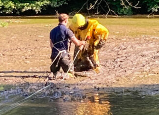 Die Feuerwehr rettete das Kind aus dem Matsch. Foto: FW Mettmann