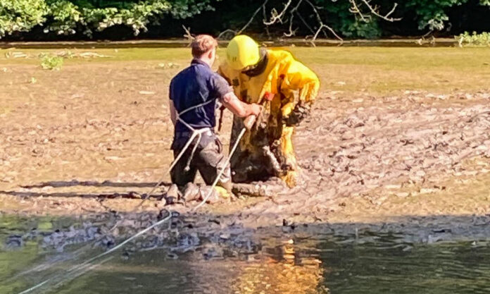 Die Feuerwehr rettete das Kind aus dem Matsch. Foto: FW Mettmann
