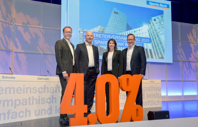 Vertreterversammlung der Sparda-Bank West am 18.06.2025 in Düsseldorf: Gutes Jahresergebnis ermöglicht 4 Prozent Dividende. V.l.n.r: Vorstand Dominik Schlarmann, Vorstandsvorsitzender Andreas Lösing, Aufsichtsratsvorsitzende Anke Beckemeyer und Vorstand Sebastian Schöpper. Foto: Susanne Kurz, Düsseldorf Vertreterversammlung der Sparda-Bank West am 18.06.2025 in Düsseldorf: Gutes Jahresergebnis ermöglicht 4 Prozent Dividende. V.l.n.r: Vorstand Dominik Schlarmann, Vorstandsvorsitzender Andreas Lösing, Aufsichtsratsvorsitzende Anke Beckemeyer und Vorstand Sebastian Schöpper. Foto: Susanne Kurz