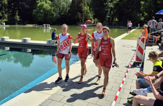 Einlauf TTR-Damen Weimar Sie sind aktiv für Ratingens Triathlon-Team: Lisa Rose, Joana Wolff, Kathrin Harnischmacher und Florentine Exner-Anaç. Foto: TTR 08