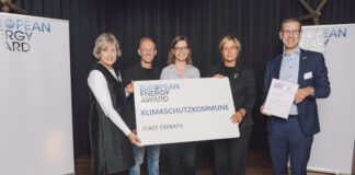 Mona Neubaur (2.v.r.) Ministerin für Wirtschaft, Industrie, Klimaschutz und Energie des Landes NRW, und Ilga Schwidder (1.v.l.), Geschäftsführerin der Bundesgeschäftsstelle des EEA, freuen sich gemeinsam mit Erkraths Bürgermeister Christoph Schultz (1.v.r.), Kristian Kuylaars (2.v.l.), Leiter des Fachbereichs Umweltschutz · Klimaschutz und Klimaschutzmanagerin Lena Brümmer (m.) über die erneute Auszeichnung der Stadt Erkrath mit dem European Energy Award. Foto: EnergieAgentur.NRW, Thomas Mohn Fotografie