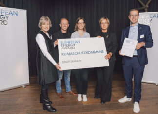 Mona Neubaur (2.v.r.) Ministerin für Wirtschaft, Industrie, Klimaschutz und Energie des Landes NRW, und Ilga Schwidder (1.v.l.), Geschäftsführerin der Bundesgeschäftsstelle des EEA, freuen sich gemeinsam mit Erkraths Bürgermeister Christoph Schultz (1.v.r.), Kristian Kuylaars (2.v.l.), Leiter des Fachbereichs Umweltschutz · Klimaschutz und Klimaschutzmanagerin Lena Brümmer (m.) über die erneute Auszeichnung der Stadt Erkrath mit dem European Energy Award. Foto: EnergieAgentur.NRW, Thomas Mohn Fotografie