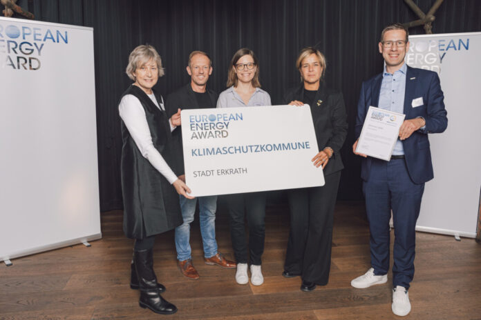 European Energy Award für Erkrath Mona Neubaur (2.v.r.) Ministerin für Wirtschaft, Industrie, Klimaschutz und Energie des Landes NRW, und Ilga Schwidder (1.v.l.), Geschäftsführerin der Bundesgeschäftsstelle des EEA, freuen sich gemeinsam mit Erkraths Bürgermeister Christoph Schultz (1.v.r.), Kristian Kuylaars (2.v.l.), Leiter des Fachbereichs Umweltschutz · Klimaschutz und Klimaschutzmanagerin Lena Brümmer (m.) über die erneute Auszeichnung der Stadt Erkrath mit dem European Energy Award. Foto: EnergieAgentur.NRW, Thomas Mohn Fotografie