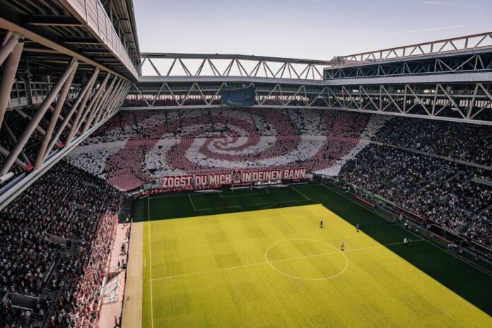 Ein Blick auf eine Choreografie der Fortuna-Fans in Düsseldorf. Foto: Torsten Schmidtkord