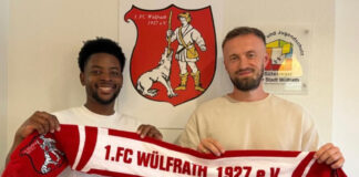 Stephensunny Udoree Chukwudi mit Thomas Cyrys, Co-Trainer und sportlicher Leiter beim FCW. Foto: FCW