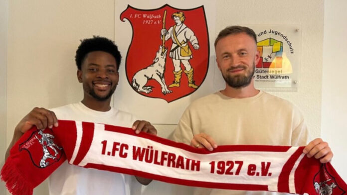 Stephensunny Udoree Chukwudi mit Thomas Cyrys, Co-Trainer und sportlicher Leiter beim FCW. Foto: FCW