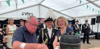 Bürgermeisterin Sandra Pietschmann hat mit dem Fassanstich das Schützenfest offiziell eröffnet. Ihr zur Seite stehen Schützenoberst Stefan Prangenberg (Mitte) und Kirmesbürgermeister Volker Stein. Foto: Kreisstadt Mettmann