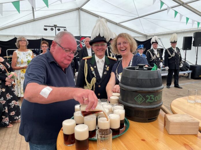 Bürgermeisterin Sandra Pietschmann hat mit dem Fassanstich das Schützenfest offiziell eröffnet. Ihr zur Seite stehen Schützenoberst Stefan Prangenberg (Mitte) und Kirmesbürgermeister Volker Stein. Foto: Kreisstadt Mettmann