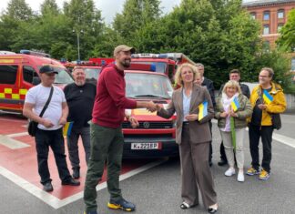 Bürgermeisterin Sandra Pietschmann hat die Fahrzeugschlüssel an Roman Ganovschii übergeben. Foto: Kreisstadt Mettmann