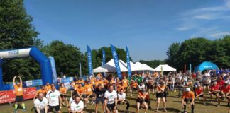 Ohne Warm-up geht nichts bei den Läufern. Foto: Oliver Kubanek/  Firmenlauf Ratingen